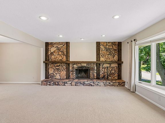 4th image of 1817 Welland Ave