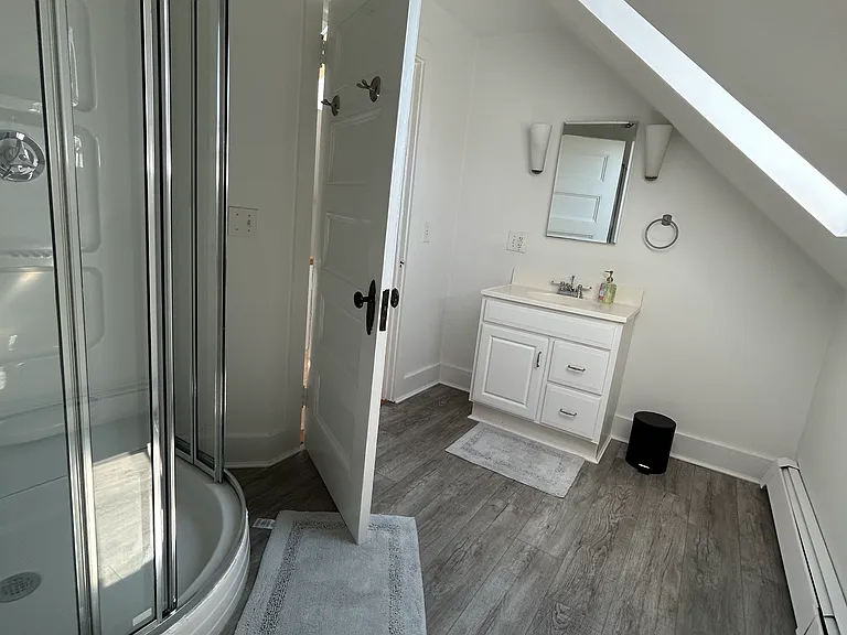 3rd floor full bathroom