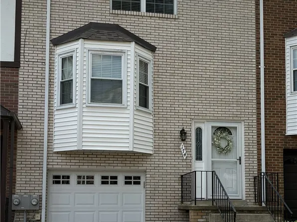 174 Woodstone Ln, New Kensington, PA 15068
