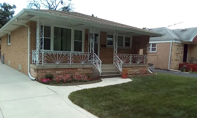425 Granville Ave photo 1