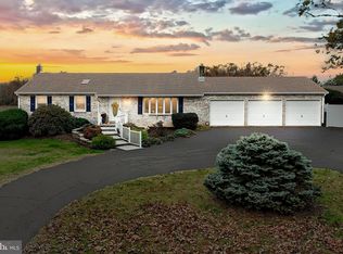 5125 Pine View Dr, Glen Rock, PA 17327