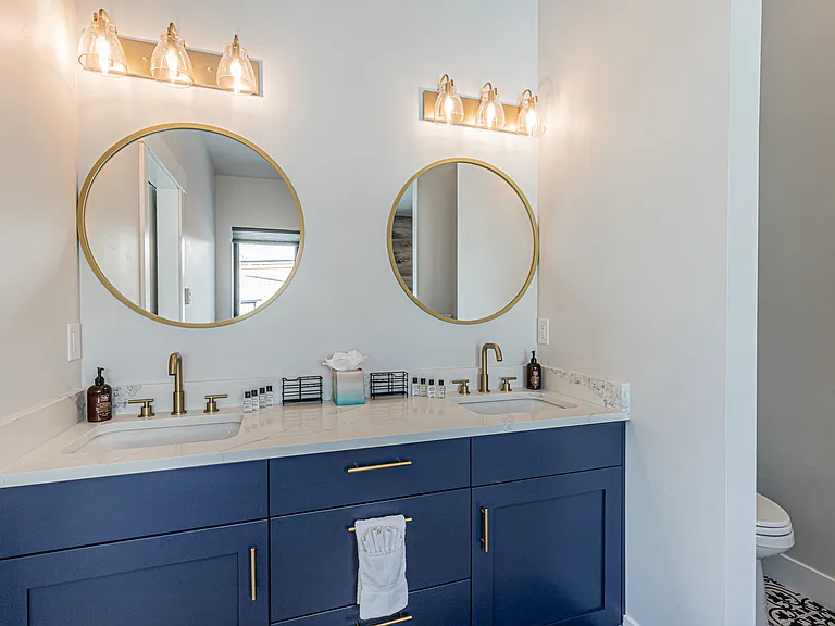 Upper Level - Ensuite Bathroom #1