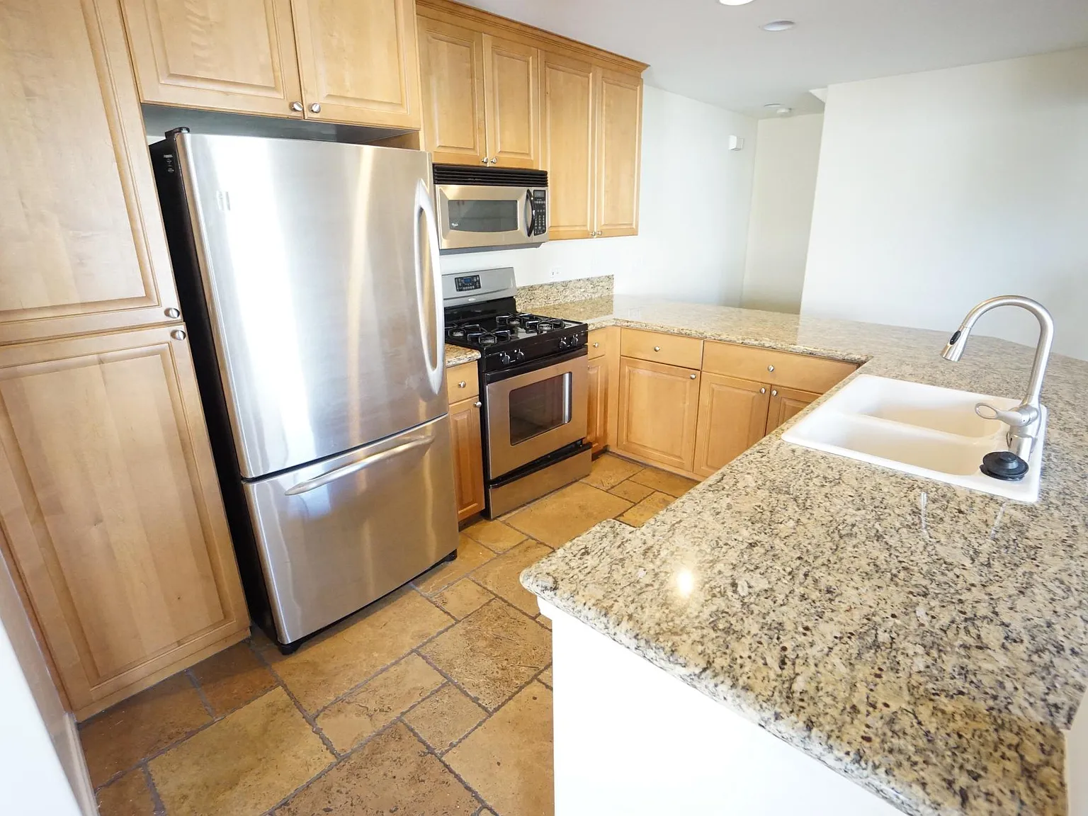2 bed, 2.5 bath, 1390 sqft, $3,990 — Photo 4
