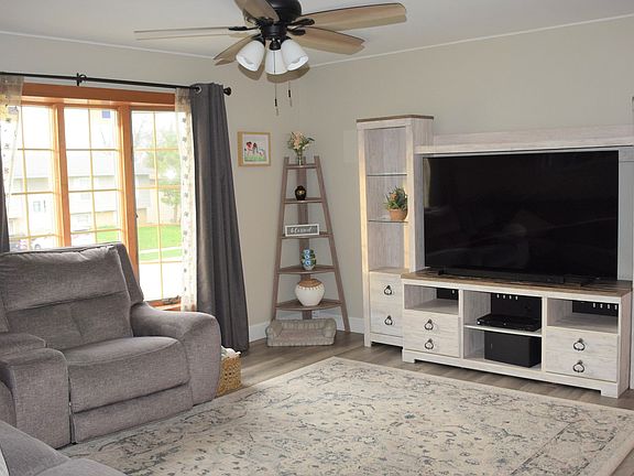 4th image of 986 Yorkshire Dr