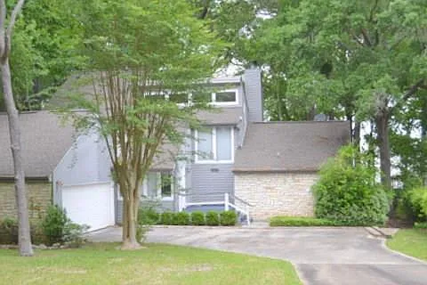 3 bed, 2.5 bath, 2403 sqft, $3,995 — Photo 1