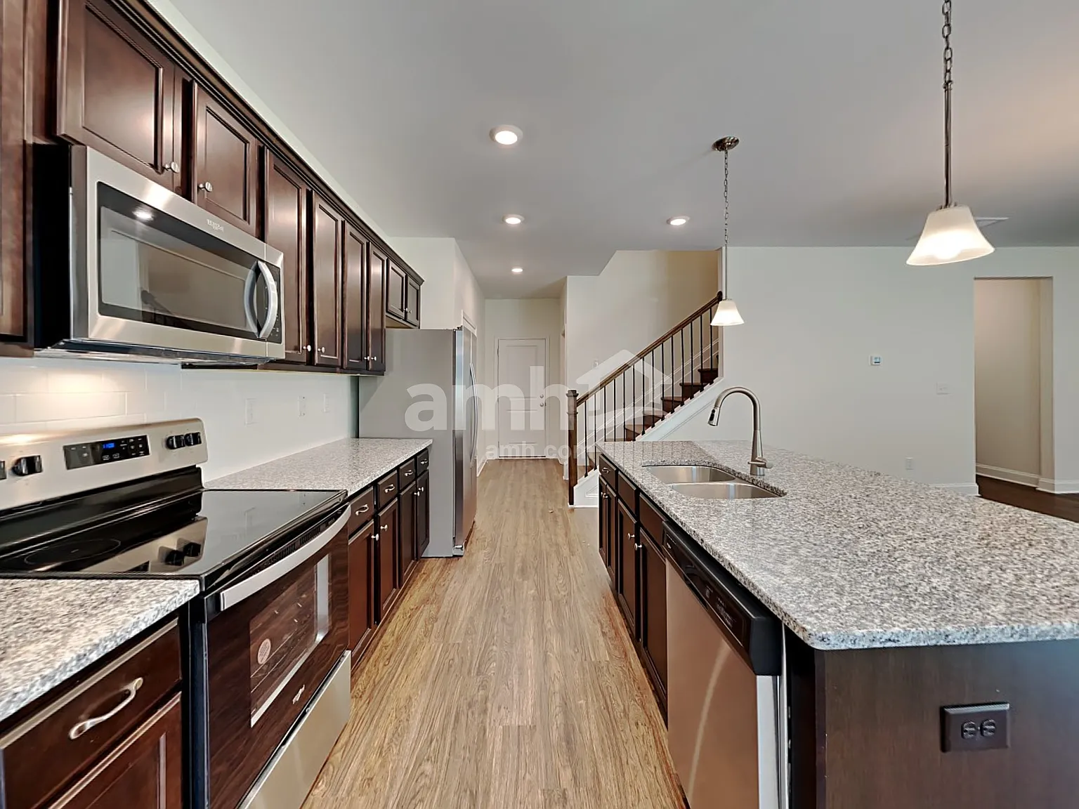 5 bed, 3.0 bath, 2407 sqft, $2,905 — Photo 4
