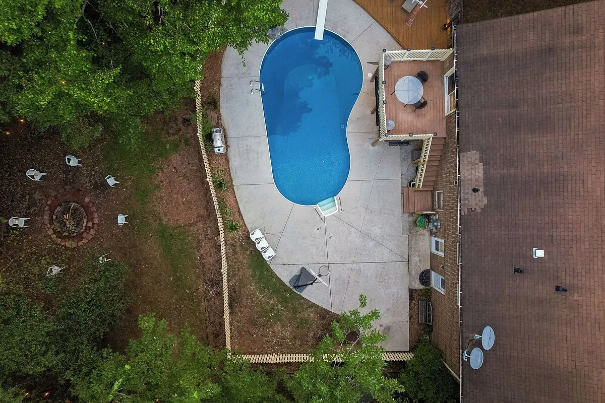 4 bed, 2.5 bath, 2284 sqft, $3,950 — Photo 4