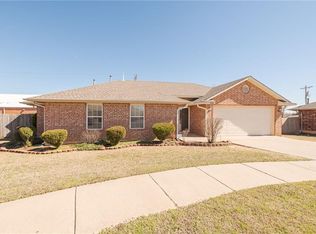 4004 Applegate Dr, Moore, OK 73160