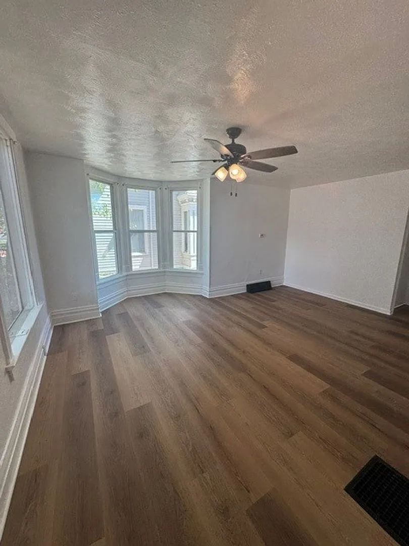 Remodeled Single Family 3 Bedroom — Photo 2