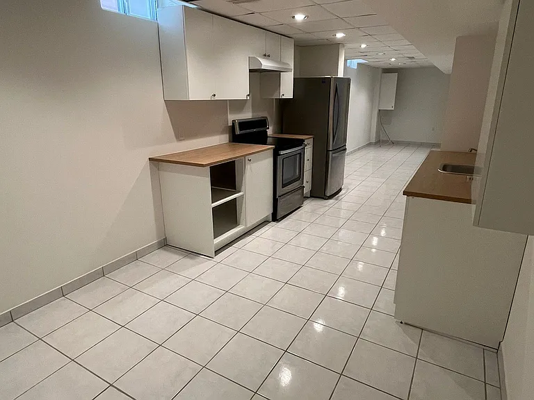 138 Venetian Cres #BASEMENT — Photo 3