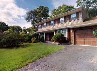 8 Village Ln, Selden, NY 11784