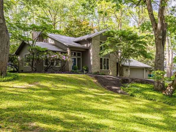 16 Great Oak Ln, Pittsford, NY 14534