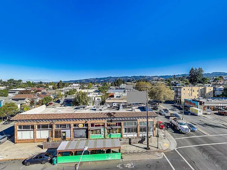 4045 Broadway — Photo 12