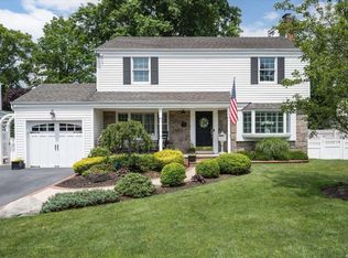 415 Coleridge Rd, Rockville Centre, NY 11570