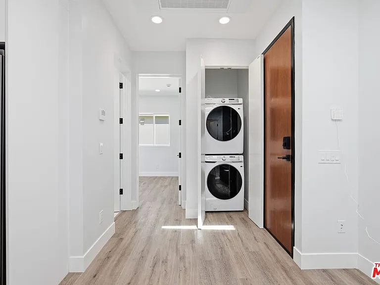 11615 Burbank Blvd #3/4 — Photo 11