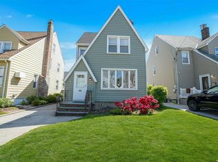 406 Marcellus Rd, Mineola, NY 11501