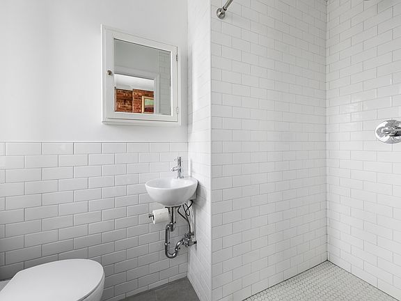 5th image of 140 W 10th St APT 4RE