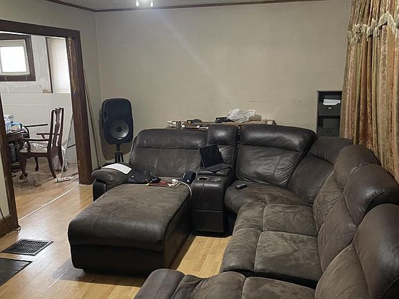 5th image of 325 Clarendon Ave