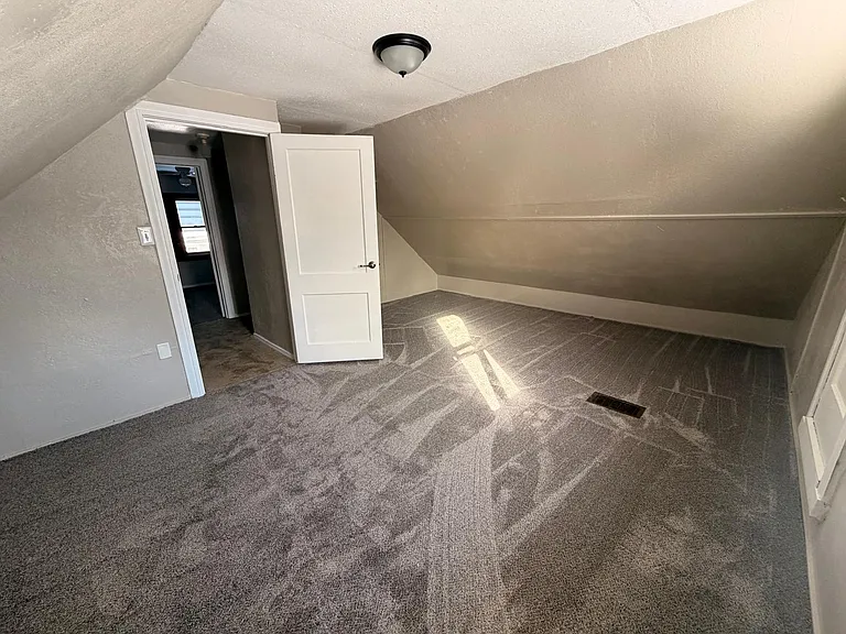 324 E Oakland St — Photo 17