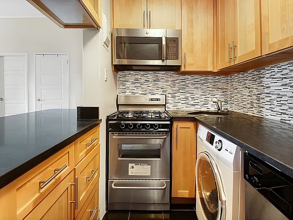3rd image of 219 W 14th St APT 4F