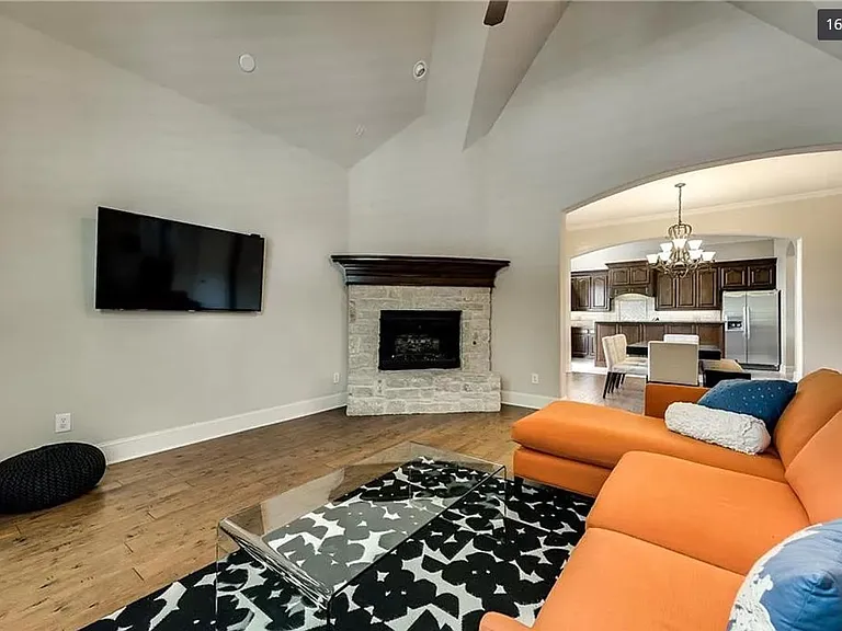 2501 Lady Viviane Ln — Photo 16