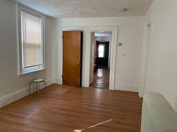 5th image of 411 Newport Ave #1