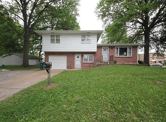 4th image of 100 E Oak St