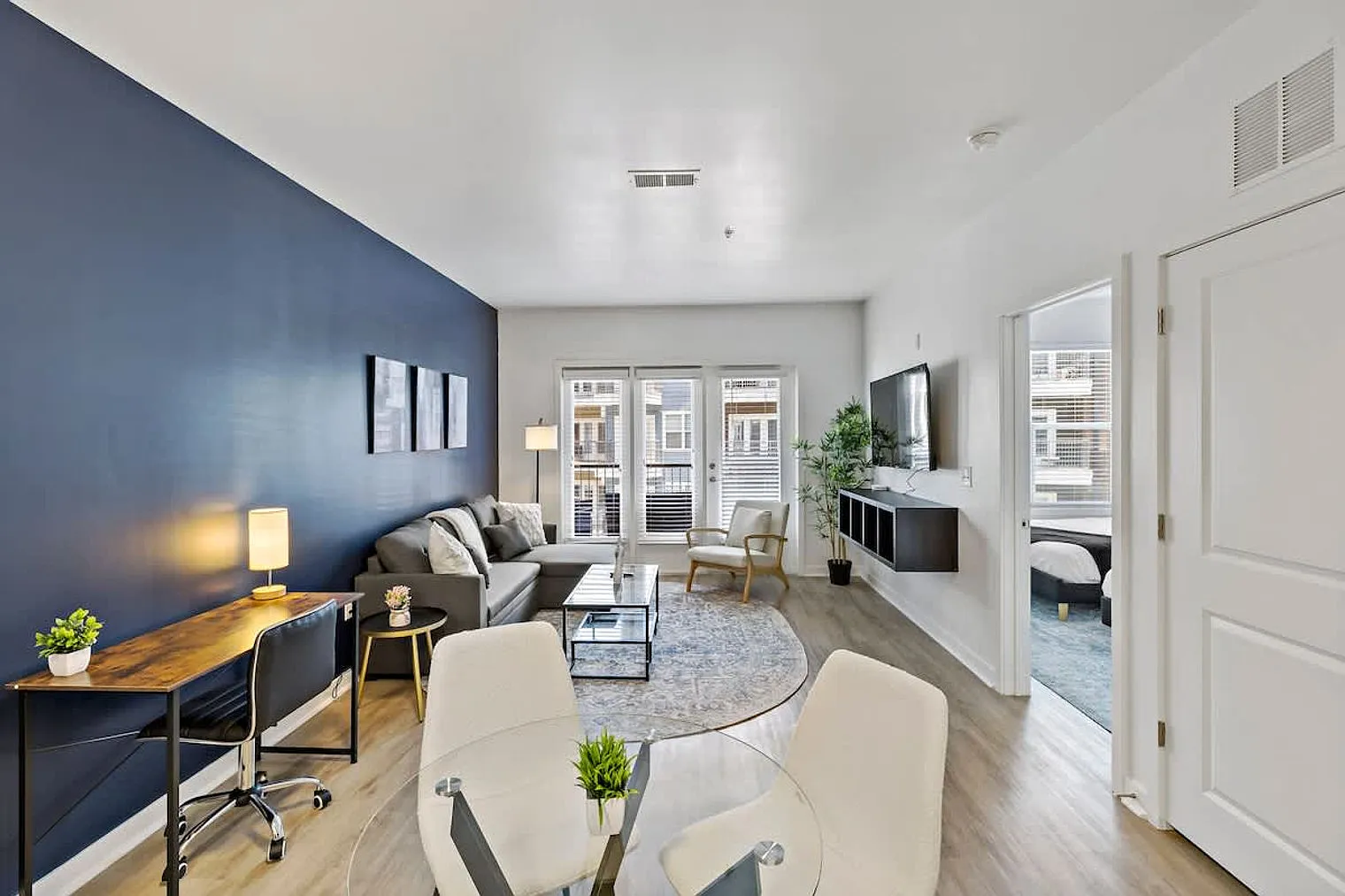 1 bed, 1.0 bath, 721 sqft, $4,141 — Photo 1