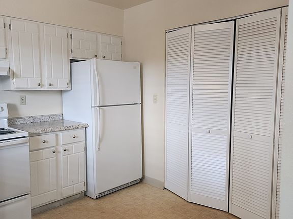 3rd image of 1025 Delaware Dr APT 3