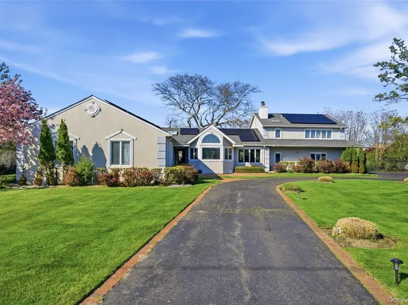 31 The Moor, East Islip, NY 11730