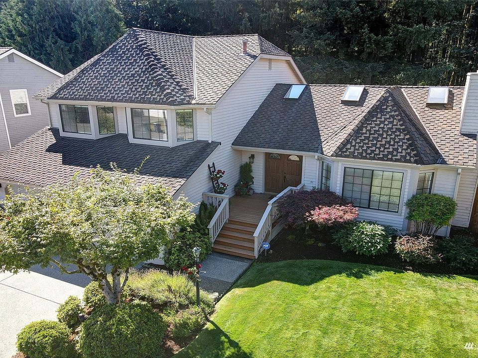 Welcome home! Pride of ownership shines throughout this gorgeous Carriagewood home! >