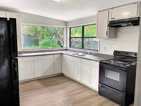 5th image of 3070 Lowell Ave