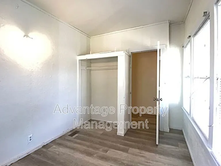 240 NW 9th St #1 — Photo 9