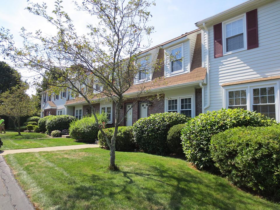 Lantern Court Condominiums