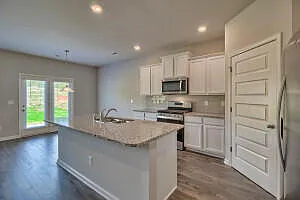 5 bed, 3.0 bath, 2535 sqft, $2,350 — Photo 3