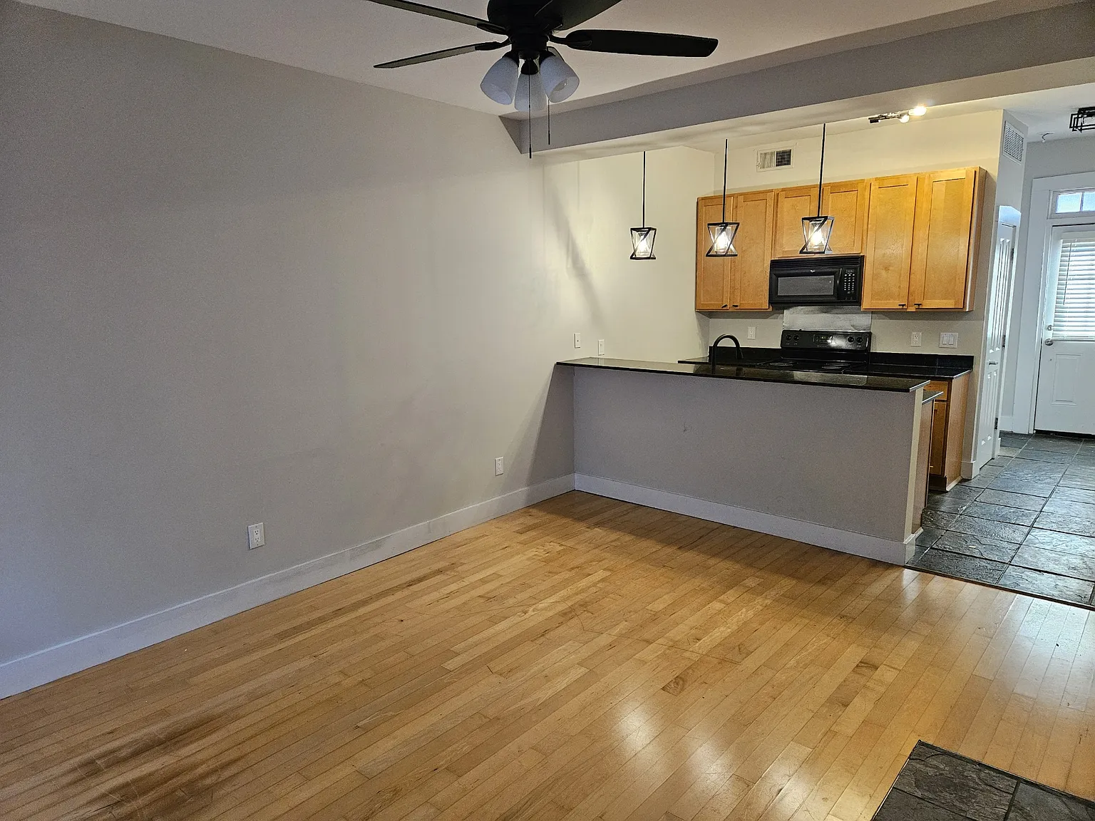 1 bed, 825 sqft, $1,225 — Photo 1