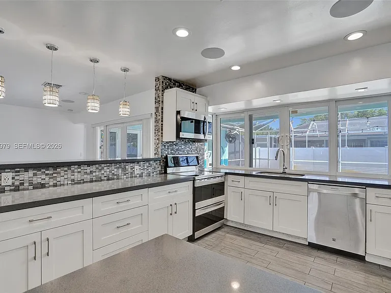 9240 SW 54th St — Photo 2