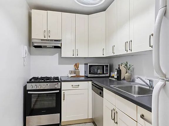 5th image of 77 W 55th St APT 11G