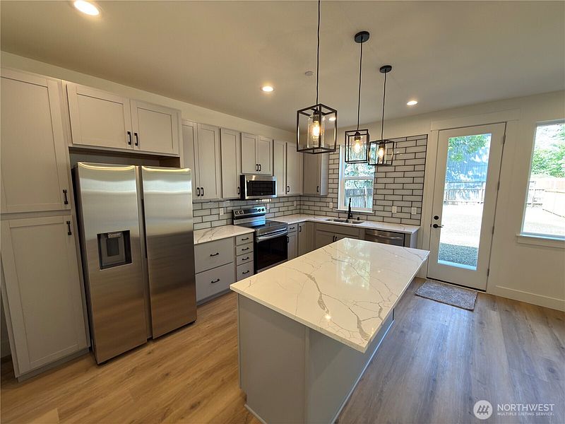 3rd image of 10528 13th Avenue W #B