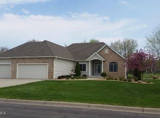 1982 Woodcrest Dr NE, Owatonna, MN 55060