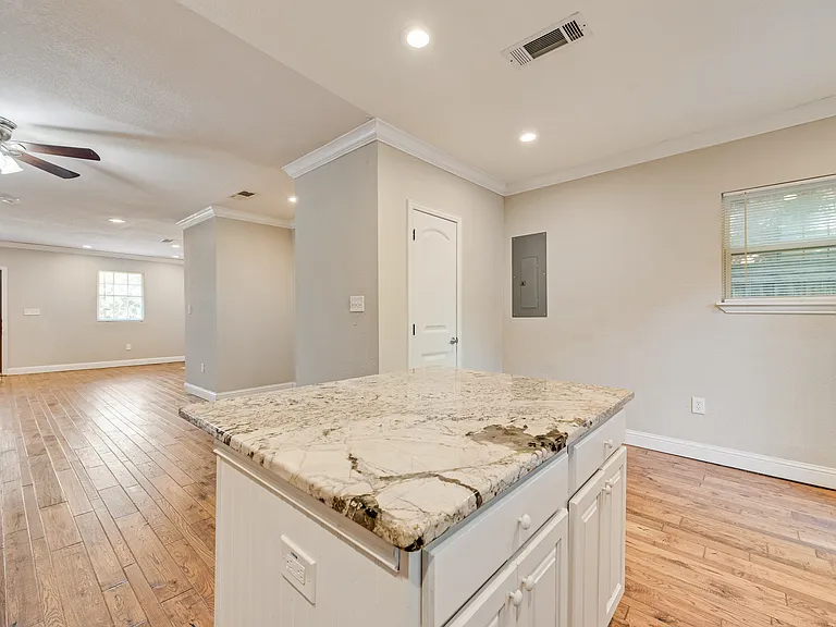 811 Kidd Springs Dr — Photo 12