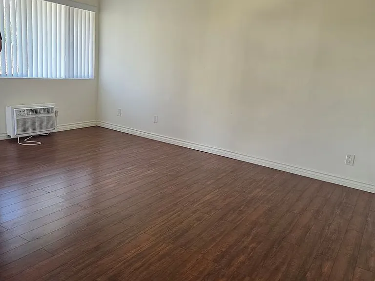 325 Burchett St — Photo 3
