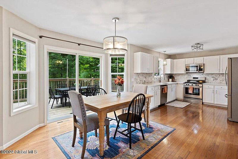 3rd image of 927 Mac Arthur Drive
