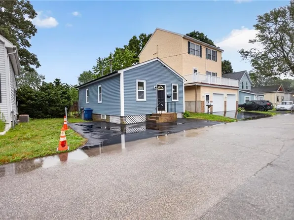 68 Uncas St, Warwick, RI 02889