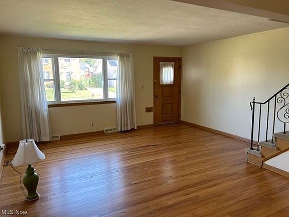 3rd image of 920 E 216th St