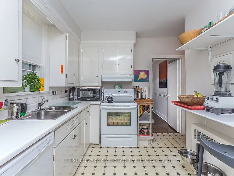 180 Strathgowan Ave — Photo 11