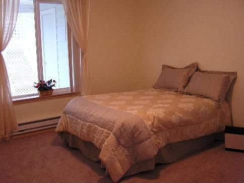 Large master bedroom with privat bath and walkin closet.