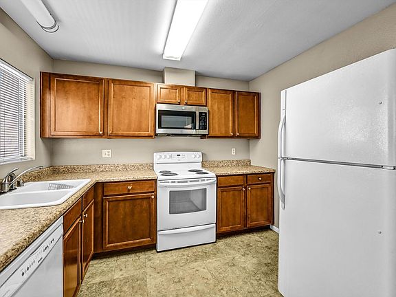 3rd image of 2530 Clairemont Dr Unit 204