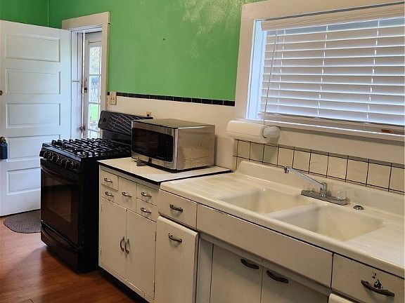 4th image of 731 Lincoln St