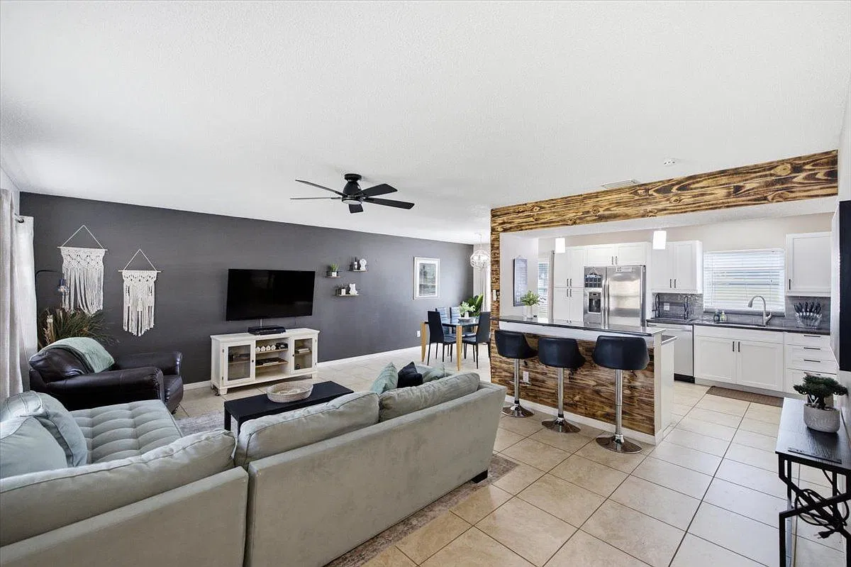 4 bed, 3.0 bath, 2259 sqft, $3,900 — Photo 2